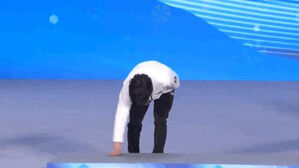 손으로 시상대 쓰는 차민규 (사진=왕이망 캡처, 연합뉴스)