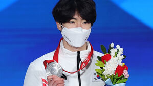 베이징 메달플라자에서 열린 메달 수여식에서 목에 은메달을 건 차민규 (사진=연합뉴스)