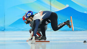 베이징올림픽 쇼트트랙 남자 500m 준결승에서 캐나다의 스티븐 뒤부아를 추월하려다 부딪친 황대헌 (사진=연합뉴스)