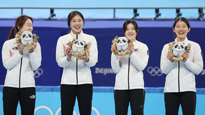 베이징올림픽 쇼트트랙 여자 3000m 계주 은메달 한국 대표팀의 간이 시상식 모습 (사진=연합뉴스)