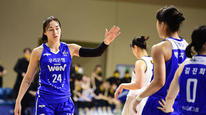 16일 KB와 경기에서 득점 후 동료 선수와 하이파이브 하는 김소니아(24번) (사진=WKBL 제공, 연합뉴스)