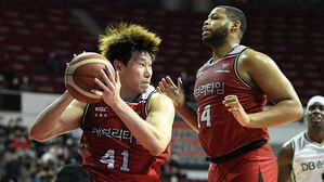 인삼공사 오세근과 스펠맨 (사진=KBL 제공, 연합뉴스)