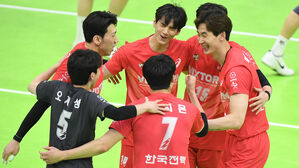 우리카드 맹추격하는 한국전력 선수들 (사진=한국배구연맹 제공, 연합뉴스)