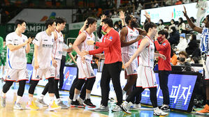 승리에 기뻐하는 가스공사 선수들 (사진=KBL 제공, 연합뉴스)