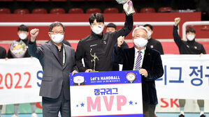 정규리그 MVP 두산 정의경(가운데) (사진=대한핸드볼협회 제공, 연합뉴스)