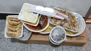 아기 물티슈 박스 위에 배달 음식