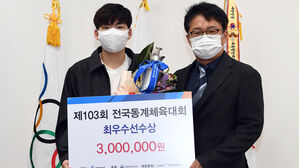 체육회, 동계체전 MVP 정재원 시상 (사진=대한체육회 제공, 연합뉴스)