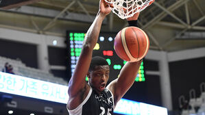 덩크하는 kt 라렌 (사진=KBL 제공, 연합뉴스)