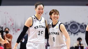 KB의 박지수와 김민정 (사진=WKBL 제공, 연합뉴스)