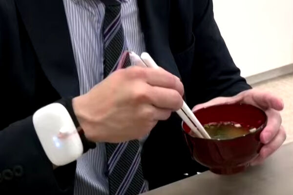 짠맛 강화하는 전기 젓가락