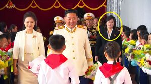 김정은 의전 수행하는 것으로 추정되는 신원미상의 여성