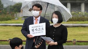 북한 피격 공무원 유족(오른쪽)