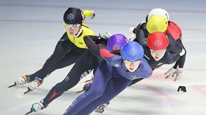 심석희(서울시청,파란색 헬멧)