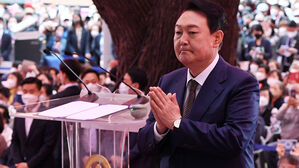 윤 당선인 "도전 · 위기, 새 정부 새롭게 도약"