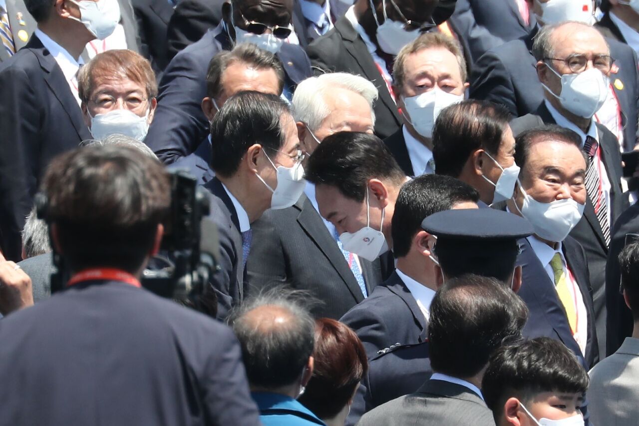한덕수(왼쪽), 윤석열