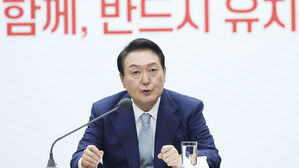 윤석열 대통령이 31일 부산항국제전시컨벤션센터에서 열린 2030 부산엑스포 유치지원위 전략회의 및 민간위 출범식에서 발언하고 있다.