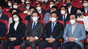 지방선거 출구조사 결과 발표 방송 지켜보는 더불어민주당 (사진=국회사진기자단, 연합뉴스)