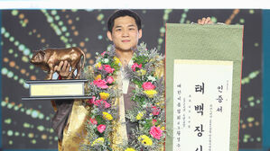 노범수, '위더스제약 2022 강릉단오장사씨름대회' 태백장사 (사진=대한씨름협회 제공, 연합뉴스)