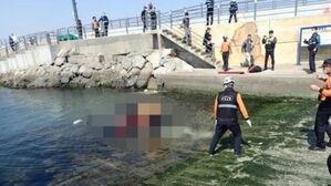 지난달 3일 부산 기장군 동백항에서 발생한 차량 추락사고 현장에서 해경과 소방 구조대원이 운전자를 구조하고 있는 모습 (사진=부산소방재난본부 제공, 연합뉴스)
