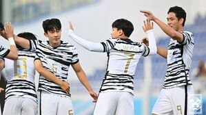 조영욱(오른쪽 두 번째) 득점에 기뻐하는 한국 선수들 (사진=대한축구협회 제공, 연합뉴스)
