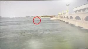 사고 당시 배수로로 고무보트가 빨려 들어가는 장면이 담긴 CCTV 영상 갈무리 (사진=평택해경 제공, 연합뉴스)