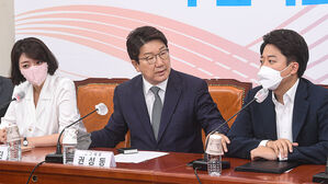 갈등 조정하는 권성동 원내대표 (사진=국회사진기자단, 연합뉴스)