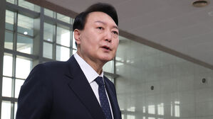 윤 대통령, 고금리 · 가계 부채에 "근본 해법 어려워…리스크 관리 필요"