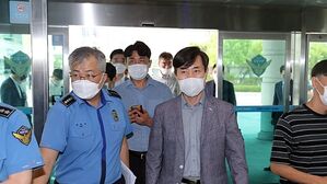 해양경찰청에 들어서고 있는 국민의힘 '해수부 공무원 피격사건 진상조사 태스크포스(TF)' 위원장인 하태경 의원 등