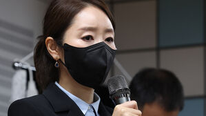지난달 14일, 용산 삼각지역에 마련된 발달장애인 추모 분향소를 찾아 발언하고 있는 강선우 민주당 의원 (사진=연합뉴스)