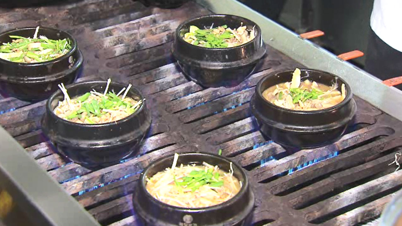 뜨거운 찌개 손님에 건네다 쏟아 전치 8주 화상…업주 벌금형