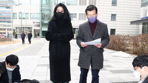 배우 김부선 씨(왼쪽)와 소송대리인 장영하 변호사