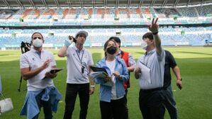 대전월드컵경기장을 둘러보는 FISU 기술 실사단 (사진=충청권 하계세계대학경기대회 공동유치위 제공, 연합뉴스)