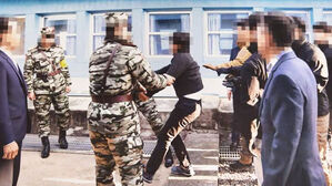 "다른 곳 간다"더니 판문점 압송…탈북 어민 '자해 저항'