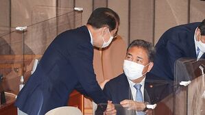 박진 외교부 장관과 권영세 통일부 장관이 25일 서울 여의도 국회에서 열린 정치&middot;외교&middot;통일&middot;안보 분야 대정부질문에서 인사를 나누고 있다. (사진=국회사진기자단, 연합뉴스)