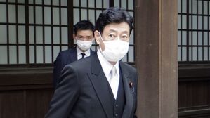 니시무라 야스토시 일본 경제산업상이 13일 오전 일본 도쿄도 지요다구 소재 야스쿠니신사를 참배한 후 이동하고 있다.