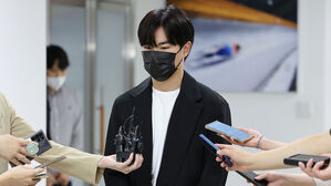 취재진 질문에 답하는 김민석