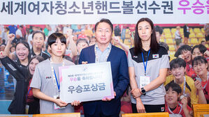 주장 김송원, 최태원 회장, 김진순 감독 (사진=대한핸드볼협회 제공, 연합뉴스)