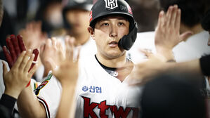 홈런 치고 동료의 환영 받는 황재균 (사진=kt wiz 제공, 연합뉴스)