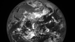 다누리가 촬영한 '지구와 달' 사진 공개…내일 2차 궤적 수정 기동