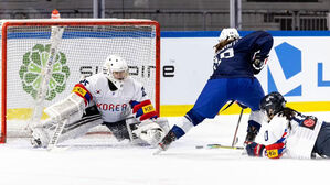 한국 U18 여자아이스하키대표팀 골리 장인혜(왼쪽) (사진=IIHF 홈페이지 캡처, 연합뉴스)