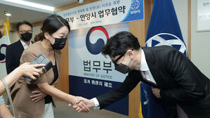안양교도소 이전 사업 업무협약식에 참석해 이재정 민주당 의원과 인사하고 있는 한동훈 법무장관 (사진=법무부 제공, 연합뉴스)