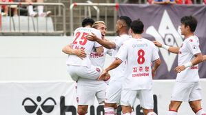 경남FC전에서 닐손주니어 선제 결승 골에 기뻐하는 부천FC 선수들 (사진=한국프로축구연맹 제공, 연합뉴스)
