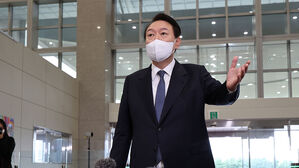 출근길 문답하는 윤석열 대통령