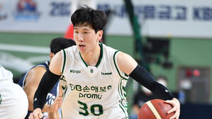 4일 KCC와 경기에서 활약하는 DB 두경민 (사진=KBL 제공, 연합뉴스)