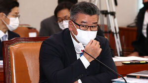 마스크 고쳐 쓰는 유병호 감사원 사무총장