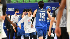 한국가스공사의 시즌 첫 승에 이바지한 정효근 (사진=KBL 제공, 연합뉴스)