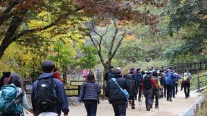 서울 은평구 북한산성 입구가 등산객들로 북적이고 있다.