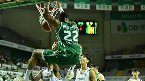 DB 에르난데스가 삼성 림에 덩크를 꽂고 있다. (사진=KBL 제공, 연합뉴스)