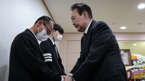 이태원 참사 희생자 빈소를 방문해 유가족을 위로하고 있는 윤석열 대통령 (사진=대통령실 제공, 연합뉴스)