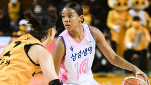 삼성생명 키아나 스미스가 KB전에서 드리블하는 모습 (사진=WKBL 제공, 연합뉴스)